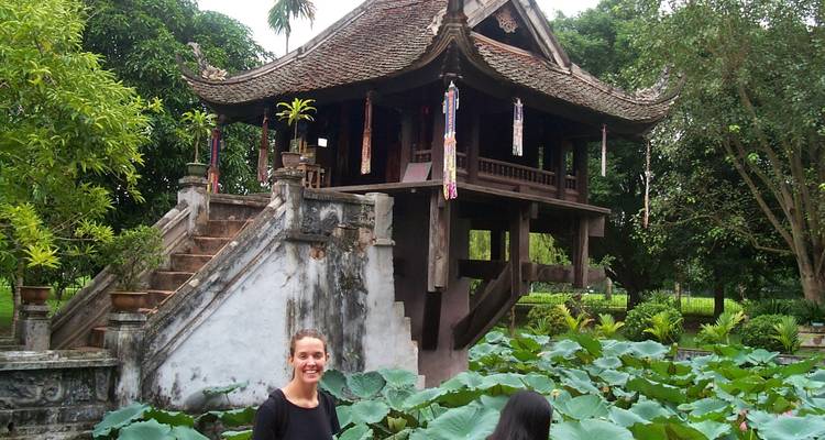 Eenpijlerpagode omringd door lotusbloemen in Hanoi.