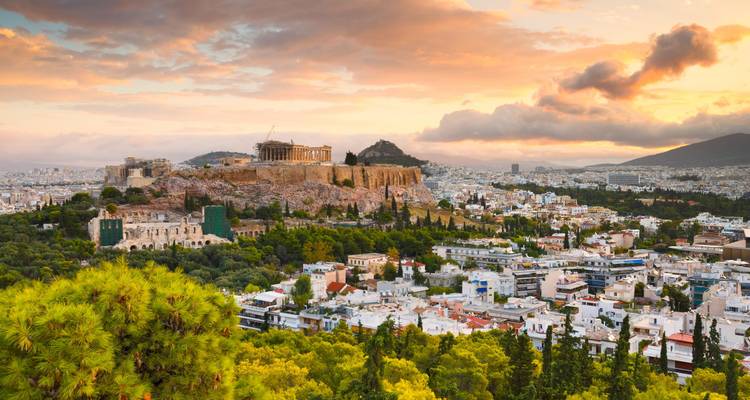 Vista panorámica de Atenas con la Acrópolis al atardecer.