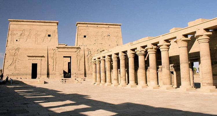 Tempel mit detaillierten Säulen und Hieroglyphen.