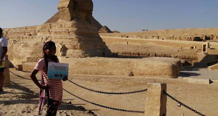 Persoon met bord voor de Sfinx.