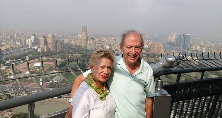 Twee mensen poseren met het stadsgezicht van Caïro op de achtergrond.
