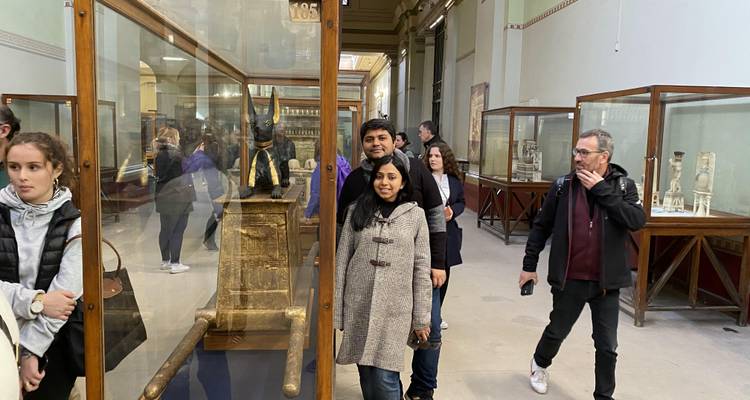 Groep mensen in een museum die oude artefacten bekijkt.