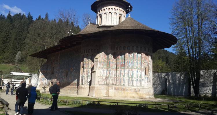 Une église historique avec des fresques et des visiteurs.