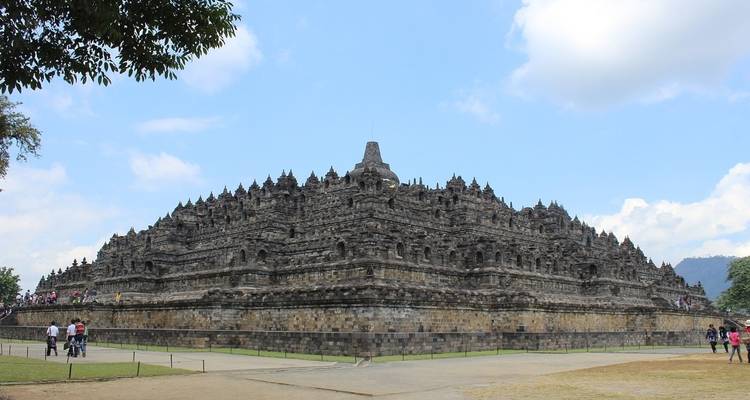 Weide zicht op de Borobudur Tempel vanaf de grond.