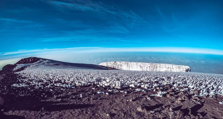 Gletscher und schneebedeckte Landschaft unter lebendigem blauen Himmel.