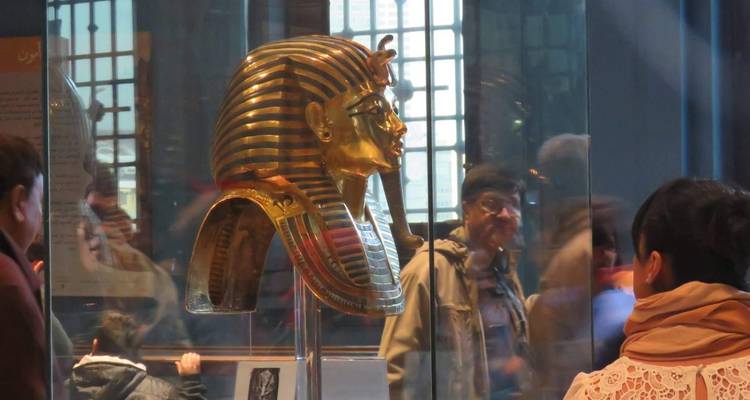 Touristen, die die goldene Maske von Tutanchamun betrachten.