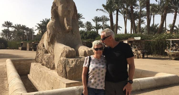 Paar posiert vor einer Sphinx-Statue.