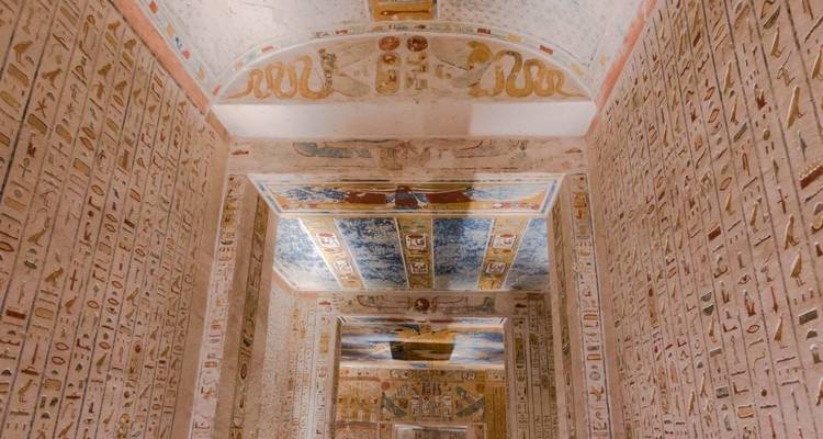 Inneres eines altägyptischen Grabes mit Hieroglyphen.