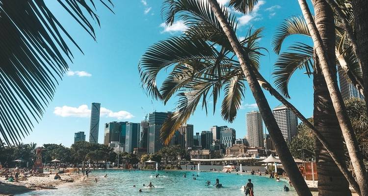 Vue panoramique de la ville avec l'horizon de Brisbane vu depuis une piscine.