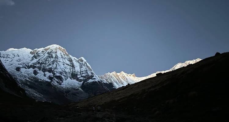 Vue du coucher de soleil sur la chaîne de montagnes des Annapurnas.