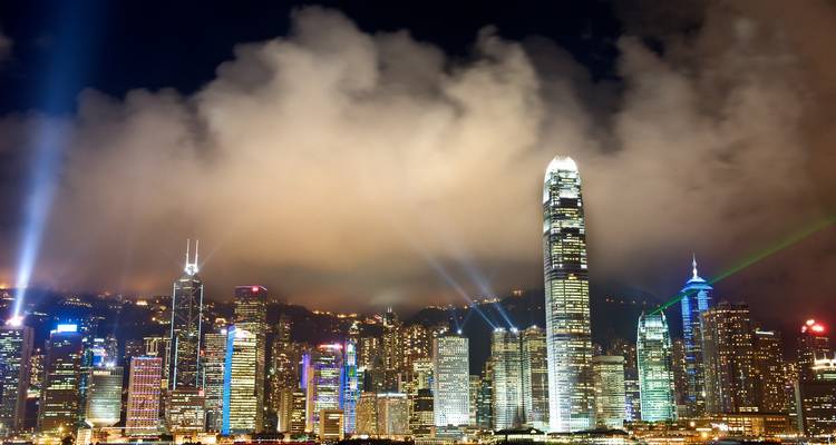 Horizon nocturne de Hong Kong avec des bâtiments illuminés.