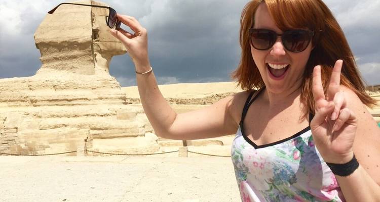 Toerist die speels interacteert met de Grote Sfinx van Gizeh.