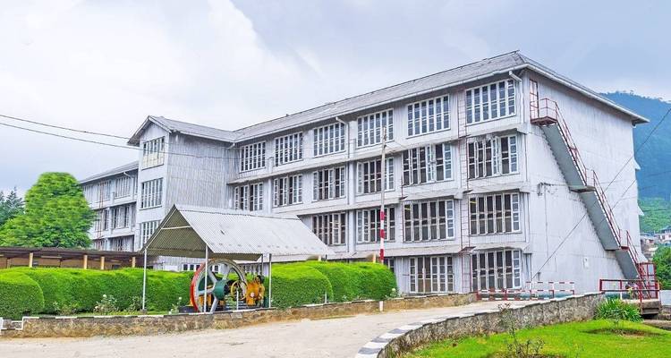 Großes Industriegebäude mit landschaftlich gestalteter Außenanlage.