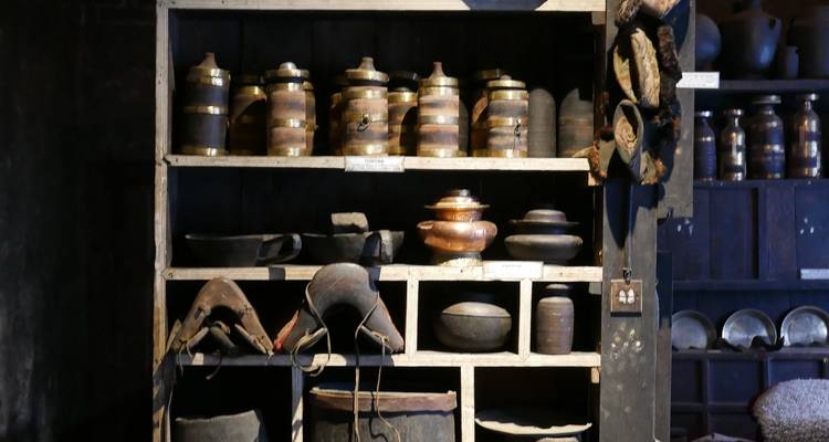 Houten en metalen containers op een plank in een donkere kamer.