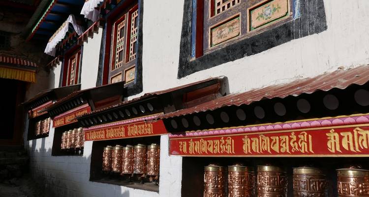 Gebedsmolens gemonteerd op versierde muur.