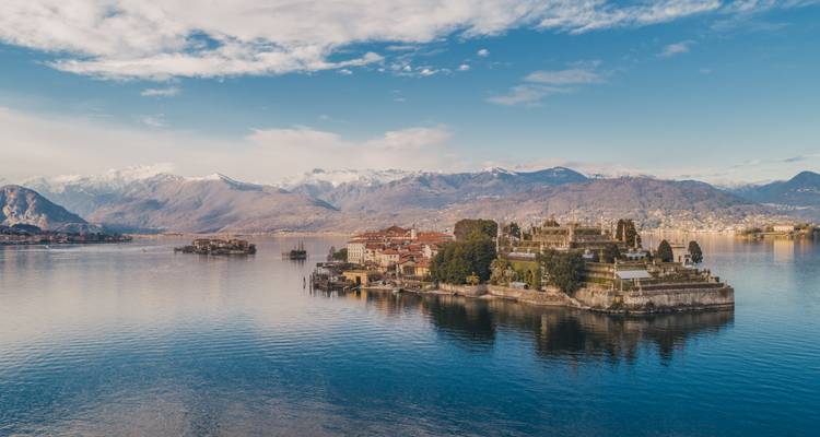 Panorama aérien des îles pittoresques et des montagnes alpines se reflétant dans les eaux calmes du Lac Majeur.