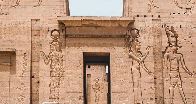 Templo del antiguo Egipto con jeroglíficos y grabados.