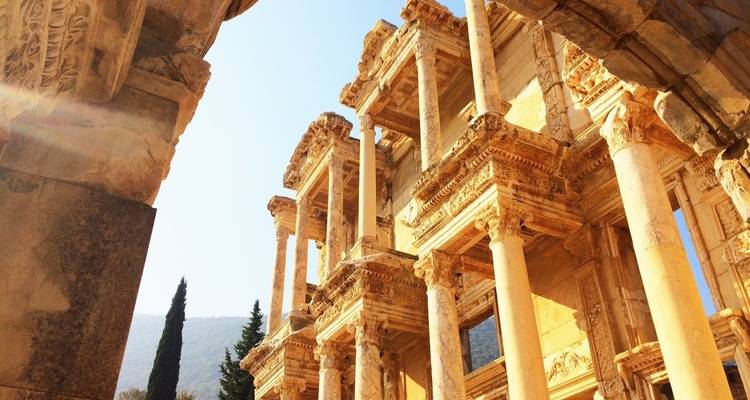 Gut erhaltene antike Bibliotheksruinen aus der Froschperspektive, die die Schnitzereien hervorheben.