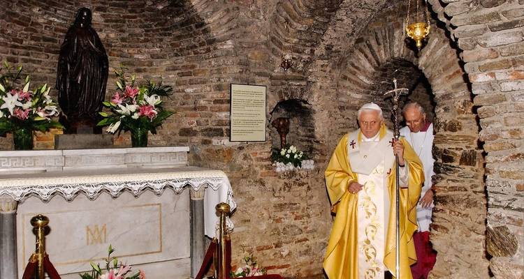Zwei religiöse Gestalten in einer historischen Stätte, die zeremonielle Kleidung tragen.