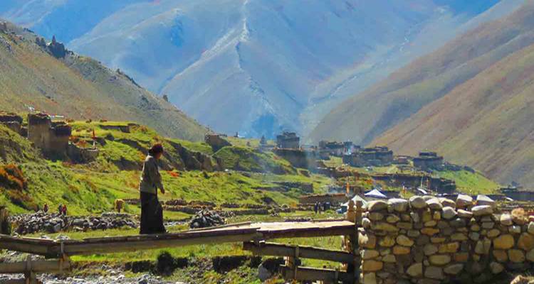 Ländliches Dorf mit Steinhäusern und Bergen