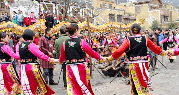 Traditionelle Tanzaufführung mit Menschen in leuchtend bunten Kostümen.