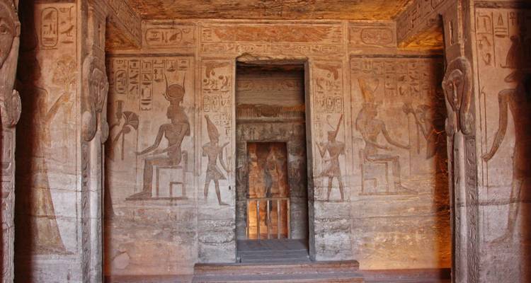 Inneres eines altägyptischen Tempels mit Hieroglyphen.