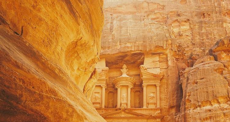 Das Schatzhaus in Petra, eingerahmt von roten Canyonwänden