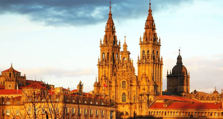 Cathédrale historique au coucher du soleil avec un éclairage chaleureux