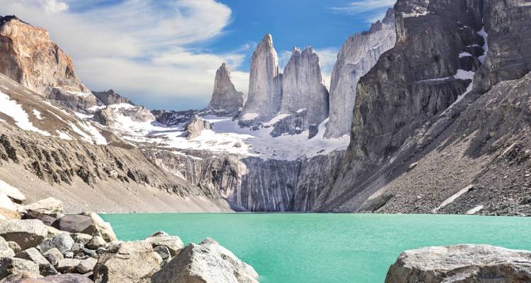 Des montagnes à couper le souffle avec un lac turquoise à leur base.