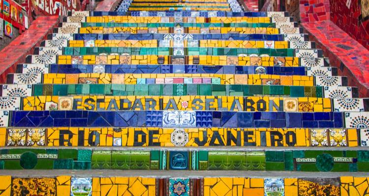 Escalones de azulejos coloridos en Río de Janeiro.