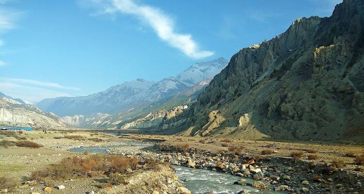Berglandschap met een rivier die tussen rotsachtig terrein stroomt