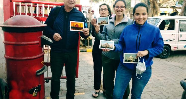Grupo de personas enviando postales.