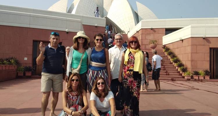 Grupo de turistas frente al Templo del Loto.