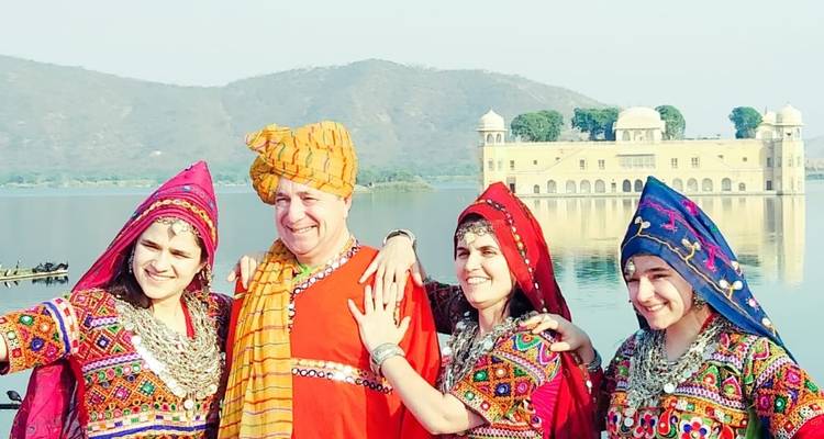 Turistas en vestimenta tradicional junto al Jal Mahal.
