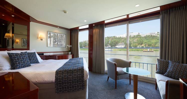 Intérieur de cabine de luxe sur un bateau de croisière avec vue sur la rivière.