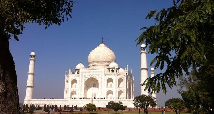 Das Taj Mahal, ein großes weißes Marmor-Mausoleum.