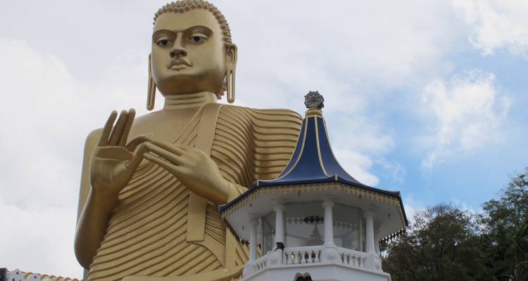 Estatua grande de Buda con una estructura arquitectónica