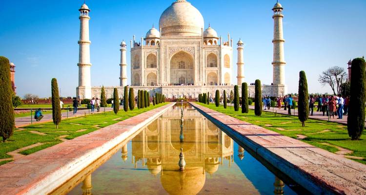 Le Taj Mahal avec bassin de réflexion par une journée ensoleillée.