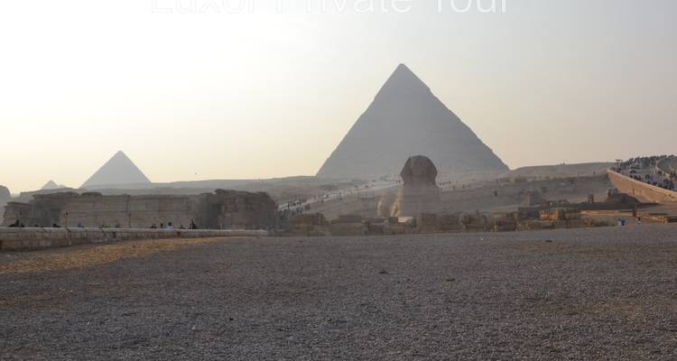 Vue large du Sphinx et de la grande pyramide.