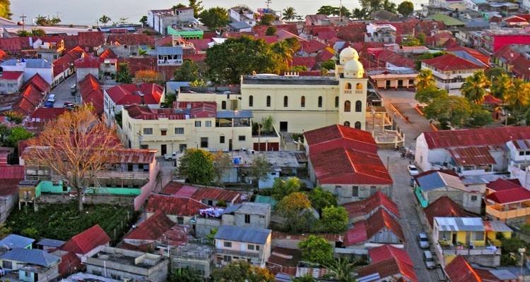 Vista aérea de un pueblo con una iglesia prominente en el centro.
