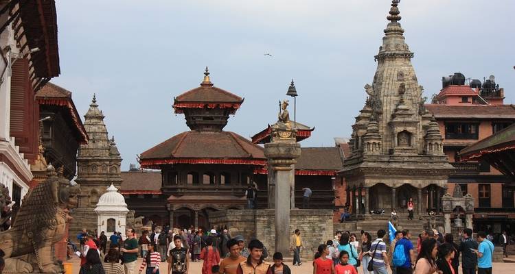 Menschen in einem antiken Tempelbereich.