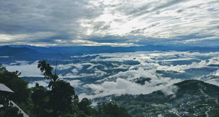 Wolken, die die Berge auf dramatische Weise bedecken.