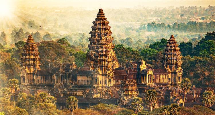 Vista aérea de Angkor Wat rodeado de bosque.