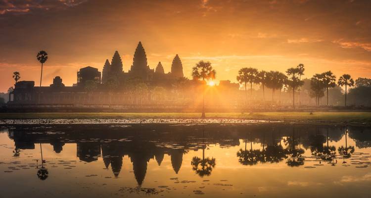 Angkor Wat recortado contra un amanecer.
