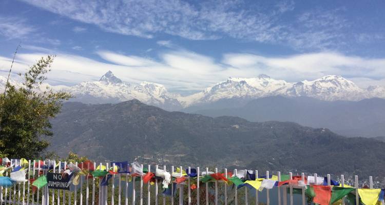 Bergen met gebedsvlaggen en zonnige luchten.