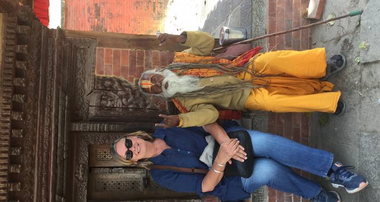 Portret van twee mensen die voor een tempel zitten.