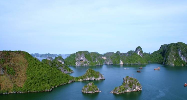 Luchtfoto van kalkstenen eilanden in een helderblauwe zee.