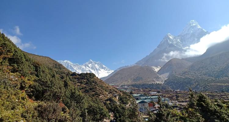 Des villages nichés dans une vallée avec des montagnes enneigées.