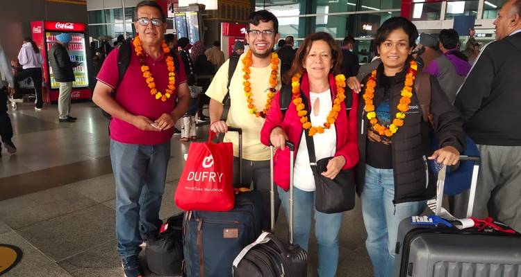 Groupe de voyageurs avec des guirlandes dans un aéroport.