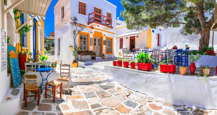 Cadre de café coloré et accueillant dans un village grec traditionnel.